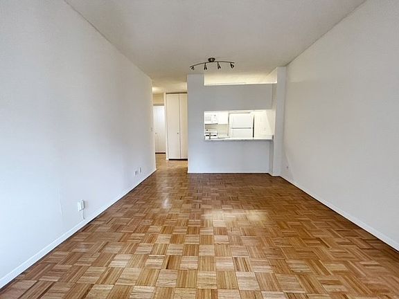 4th image of 250 E 40th St APT 17A