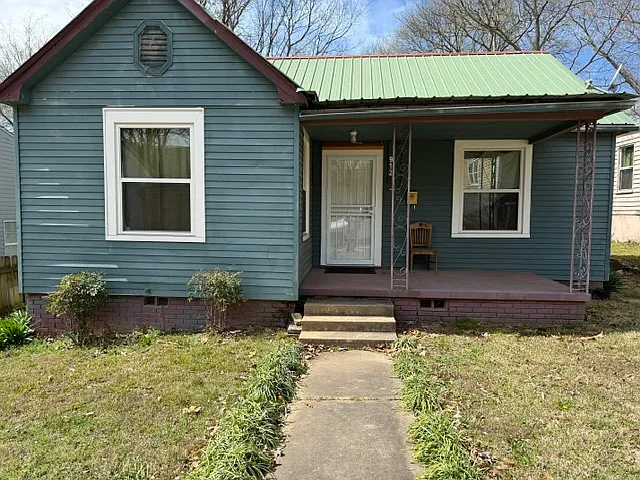 912 S Elm St