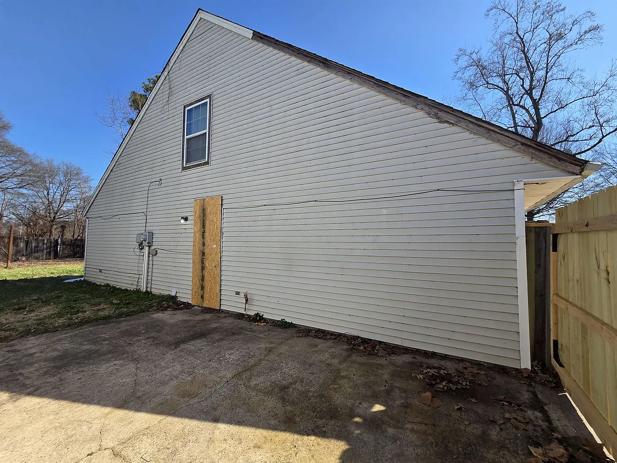 Building Photo - 96 Willow St