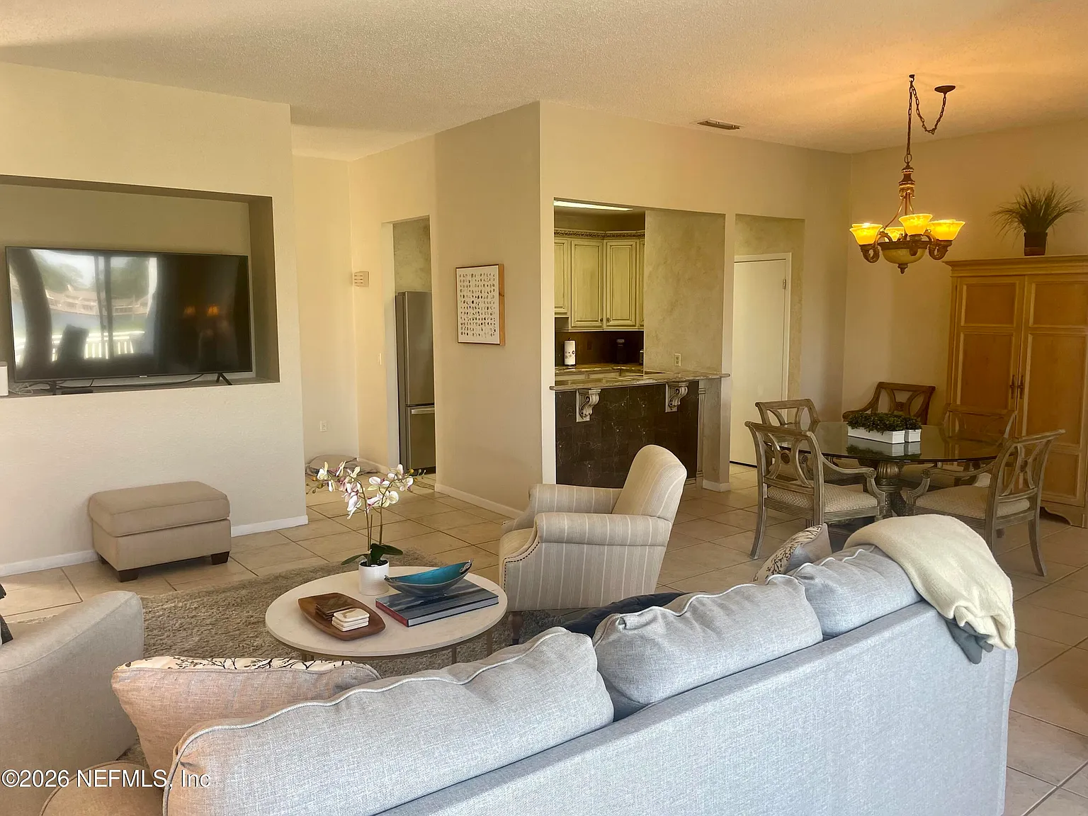 3 bed, 2.0 bath, 1975 sqft, $3,350 — Photo 2