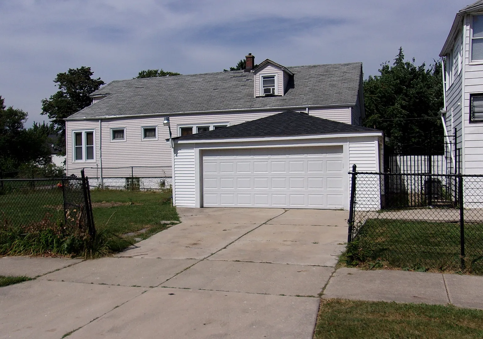 5 bed, 930 sqft, $2,220 — Photo 2