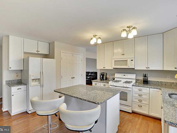 3rd image of 8233 Daniels Purchase Way