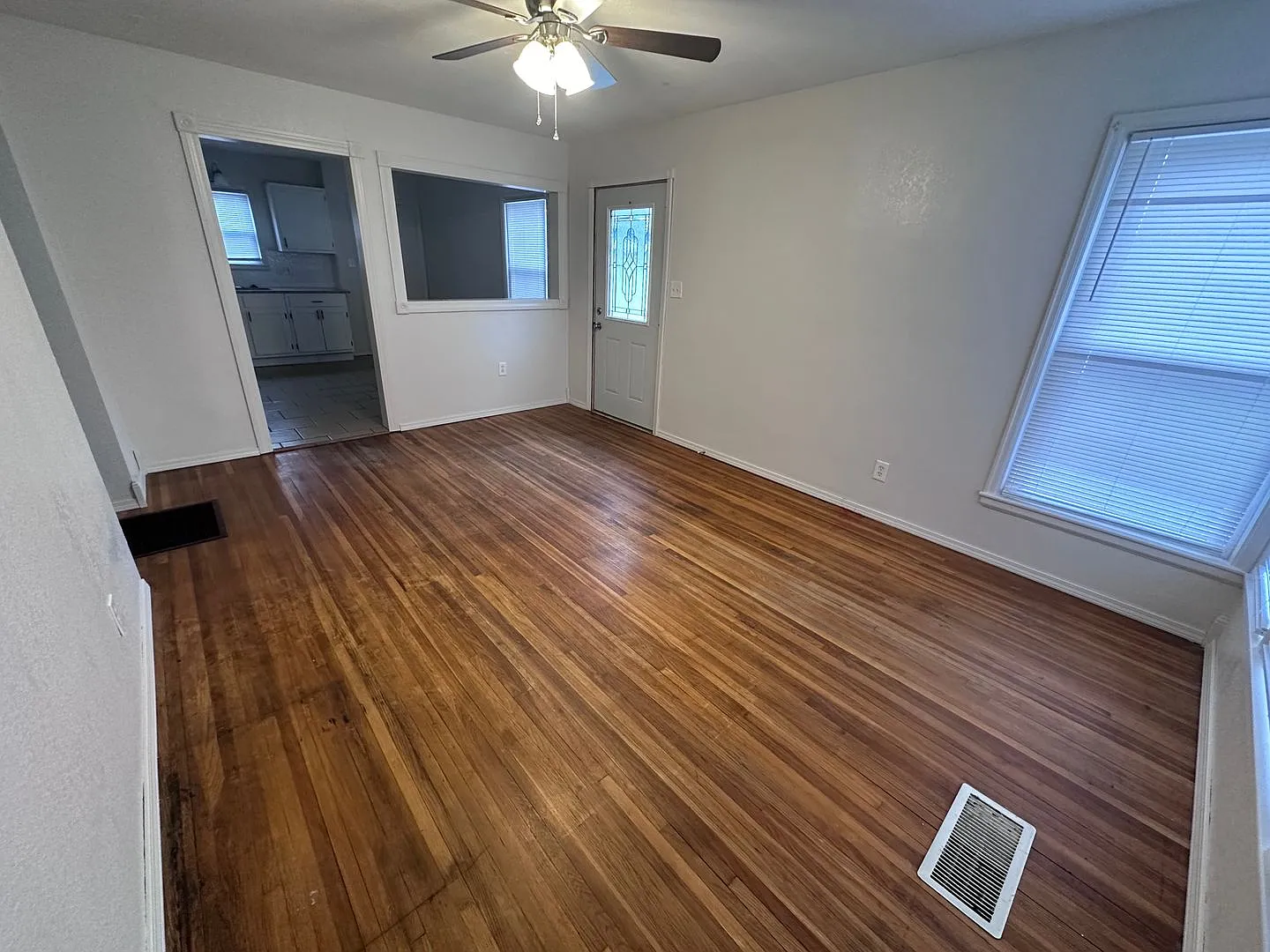 $950 - Accepting Section 8/ Housing Voucher 2 Bedroom / 1 Bathroom - Single Family Home — Photo 3