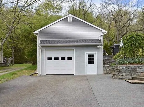 225 Russia Rd, Oak Ridge, NJ 07438