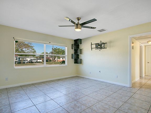 3rd image of 18 Areca Dr