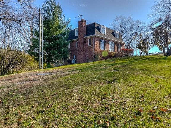 5th image of 100 Donmar Dr