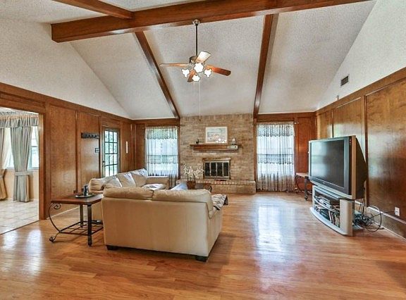 4th image of 15854 Seven Springs Dr