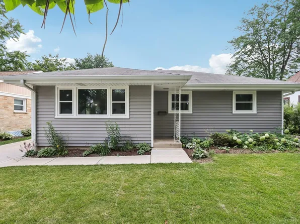 324 N Shaddle Ave, Mundelein, IL 60060