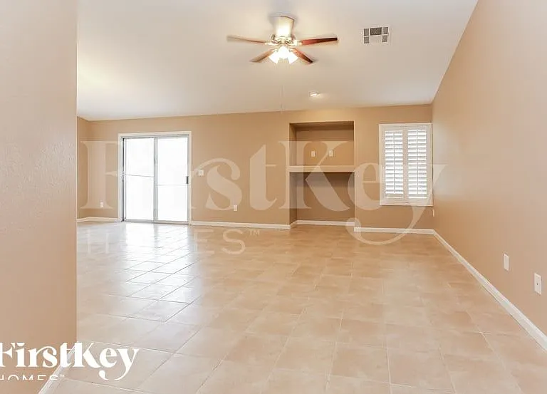 1118 Sport Of Kings Ave — Photo 2
