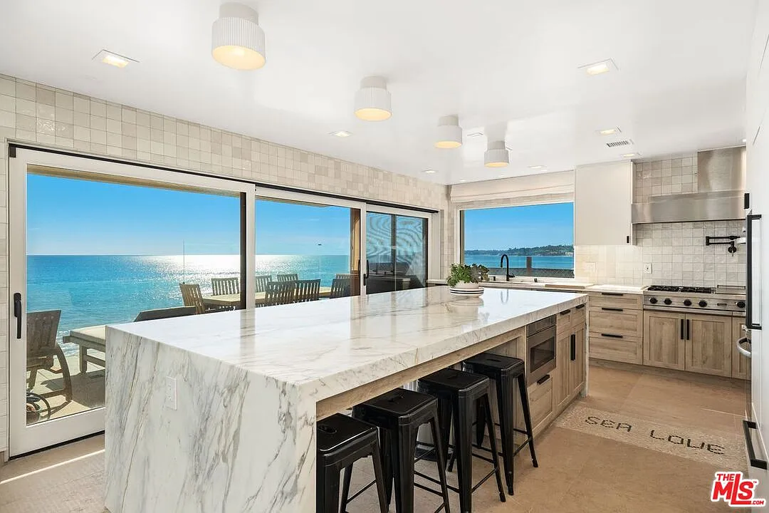4 bed, 4.5 bath, 3820 sqft, $40,000 — Photo 2