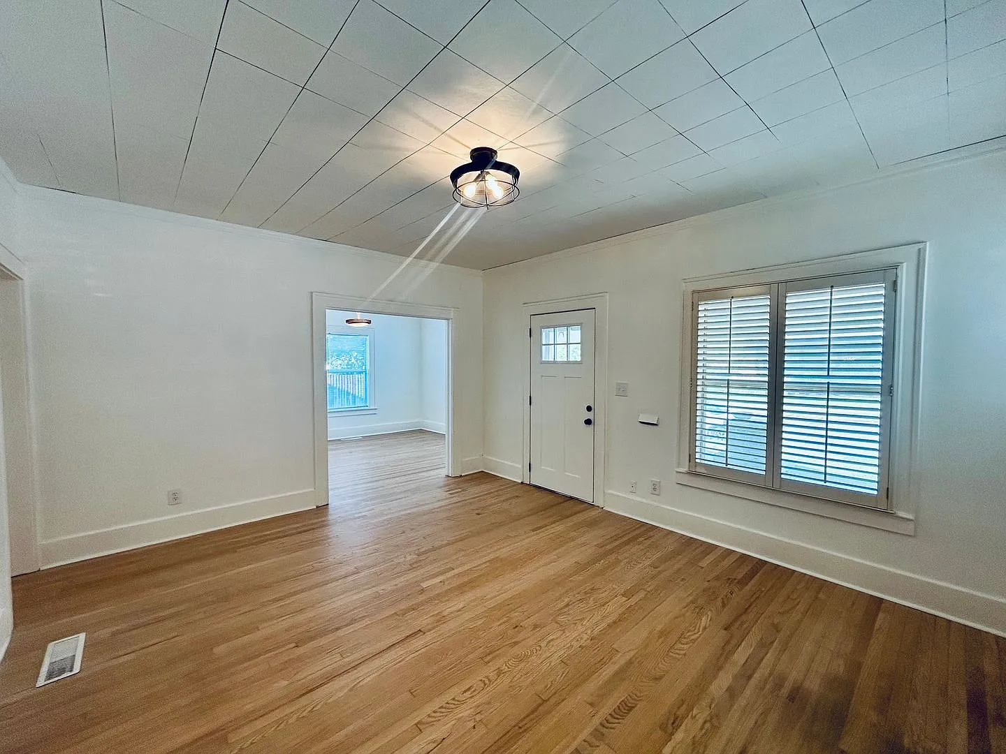Completely remodeled and ready for its new tenant! — Photo 4