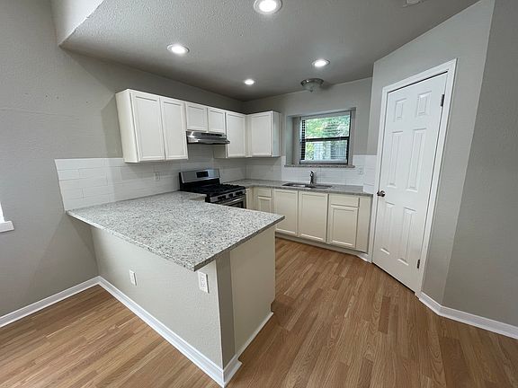 5th image of 212 Agnes Dr