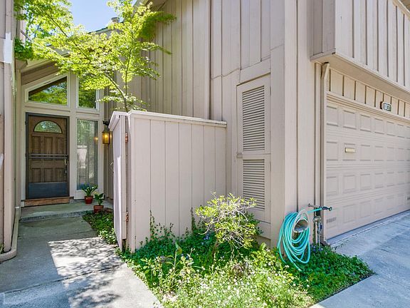 2nd image of 10137 Lamplighter Sq