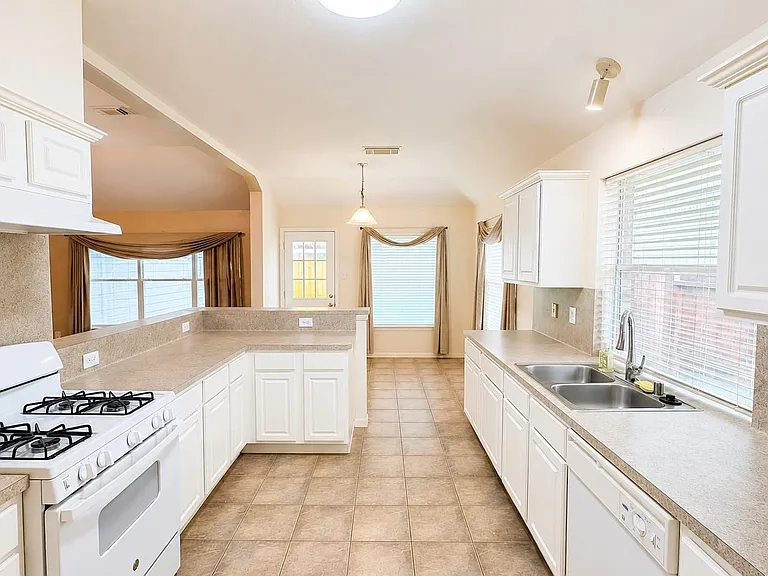 12918 Stratford Mill Ln — Photo 6