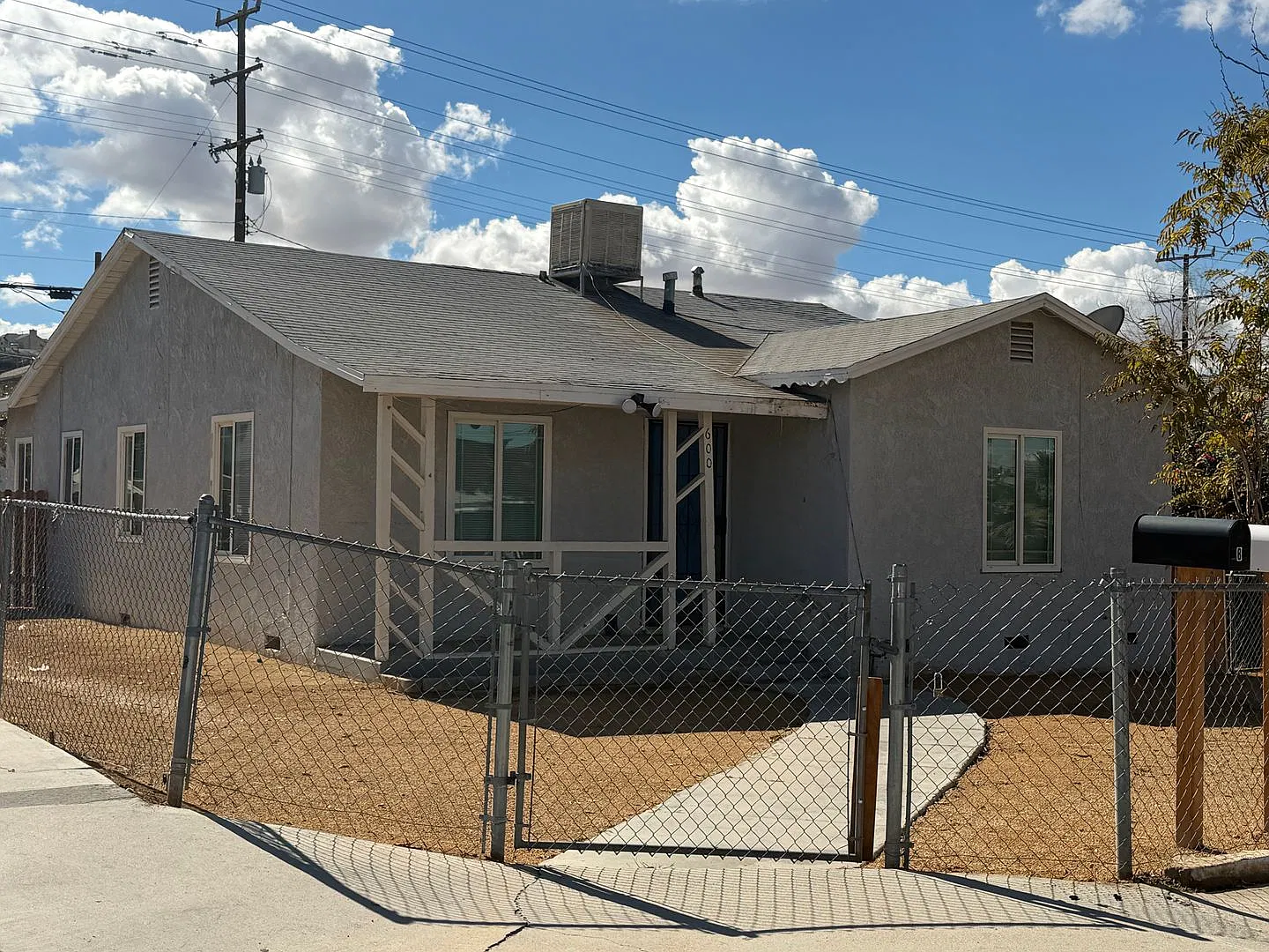 2 Bedroom 1 Bathroom Fenced House with Completely Remodeled Interior — Photo 2