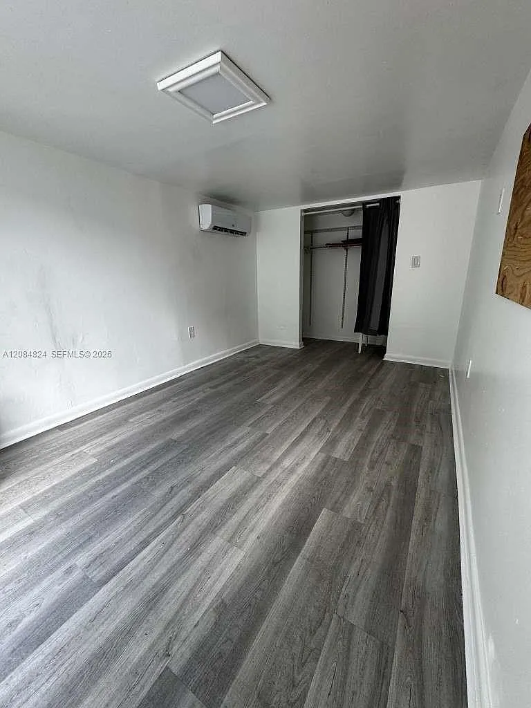 1121 NW 40th St — Photo 2