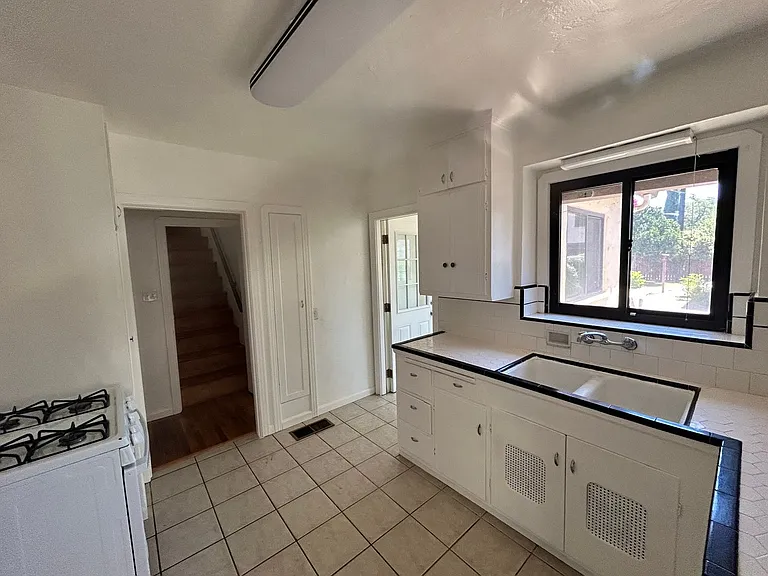 225 Sunset Blvd — Photo 12