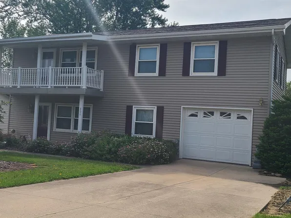 406 E Centre St, Garnavillo, IA 52049