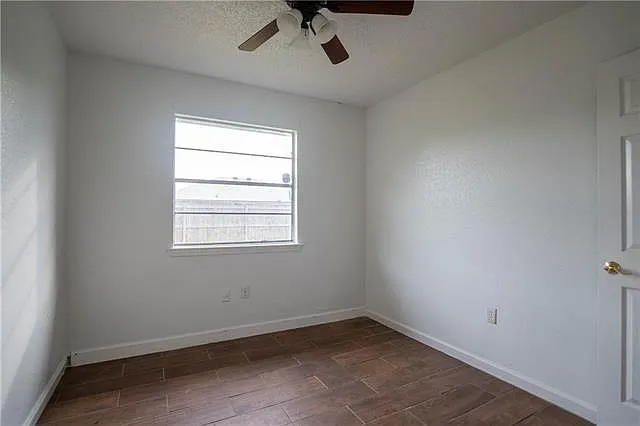 3 bed, 1.5 bath, 1200 sqft, $1,650 — Photo 2