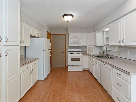 4th image of 613 Roberta Ct