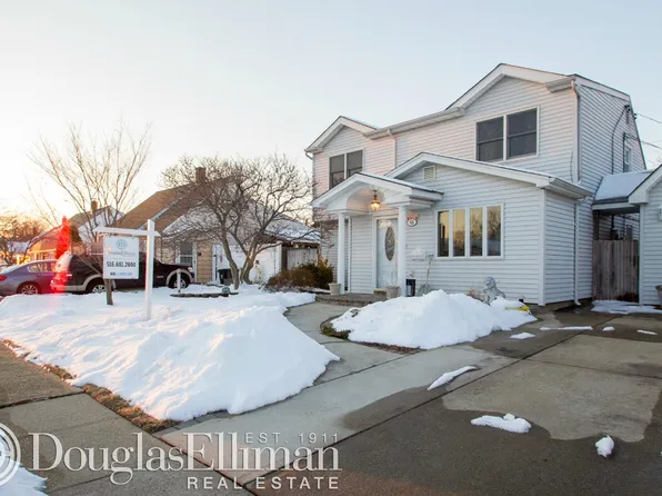 43 Rolling Ln, Levittown, NY 11756