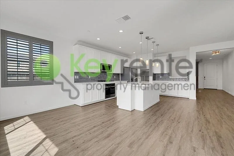 5 bed, 2.5 bath, 2833 sqft, $3,700 — Photo 4