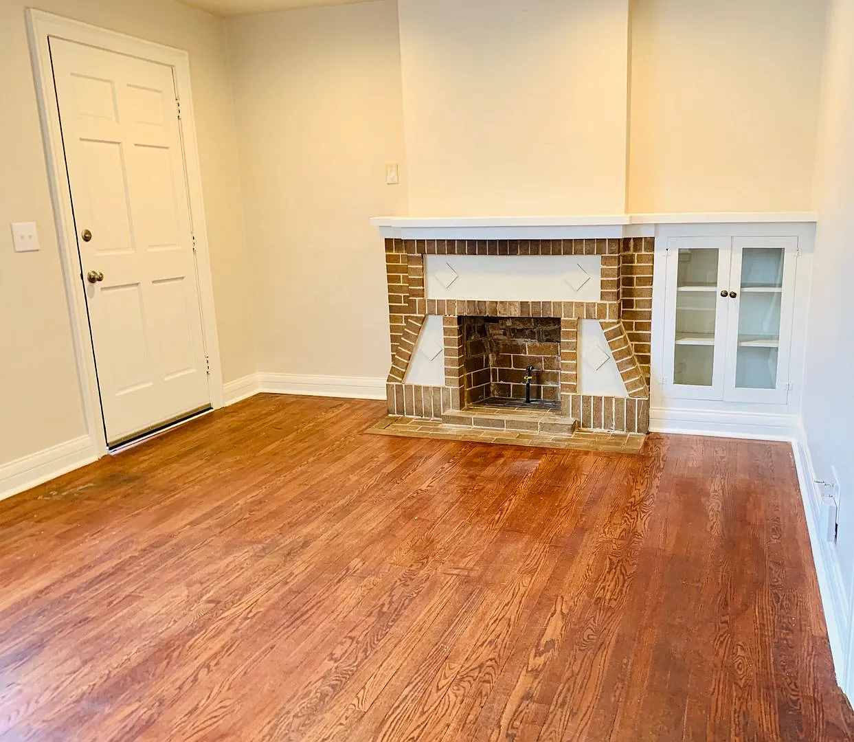 Large 1BD 1BA Apartment with Bonus Area Located in Historic Miller Neighborhood!! — Photo 2
