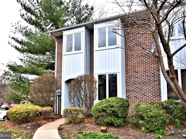 2 Lenape Ln, Douglassville, PA 19518