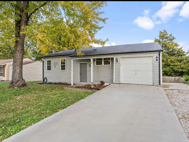 2420 Breezy Point Ln — Photo 1