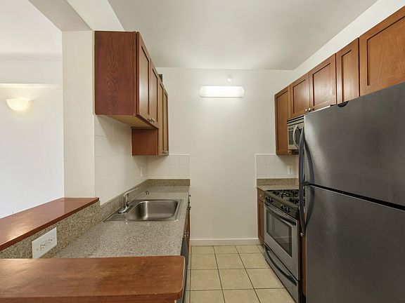 5th image of 444 Manhattan Ave APT 4