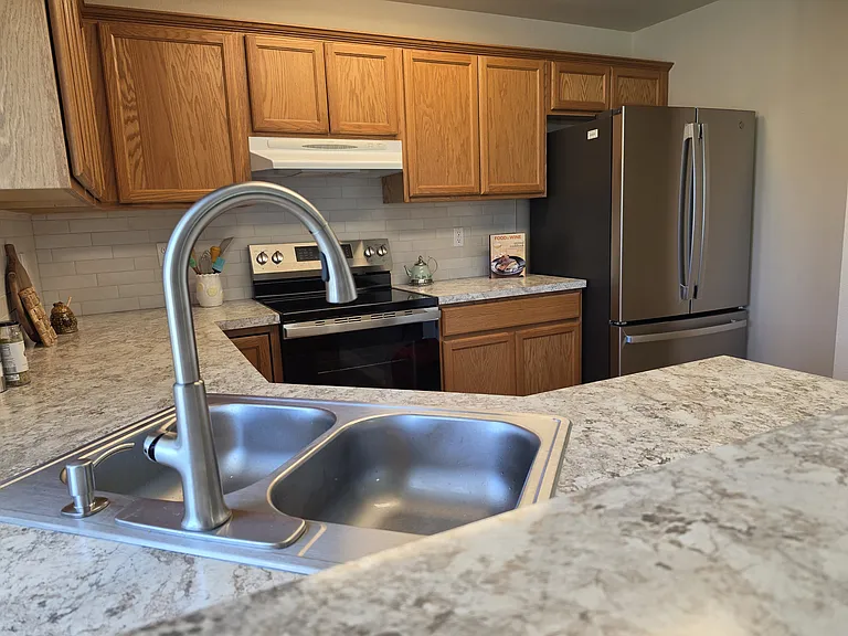 550 W Woodbury Dr — Photo 2