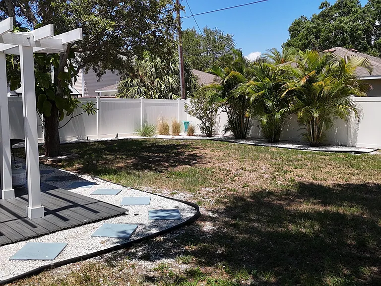 811 33rd St W — Photo 32