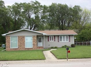 18 Rosewood Dr, Clinton, IL 61727