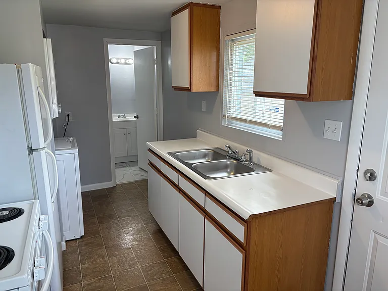 22441 Ridgeway St — Photo 31