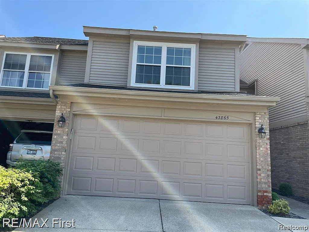 2 bed, 2.5 bath, 2067 sqft, $2,100 — Photo 2