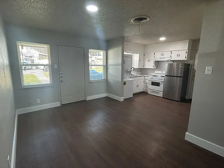 818 W Texas St — Photo 33