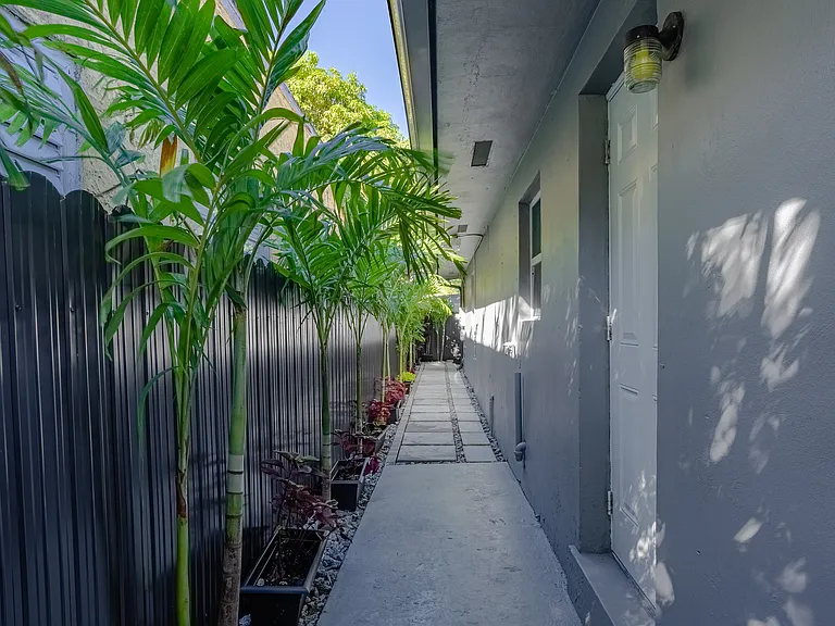 3509 SW 25th Ter — Photo 3