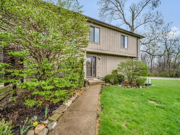 7390 Creekwood Dr #10D, North Royalton, OH 44133