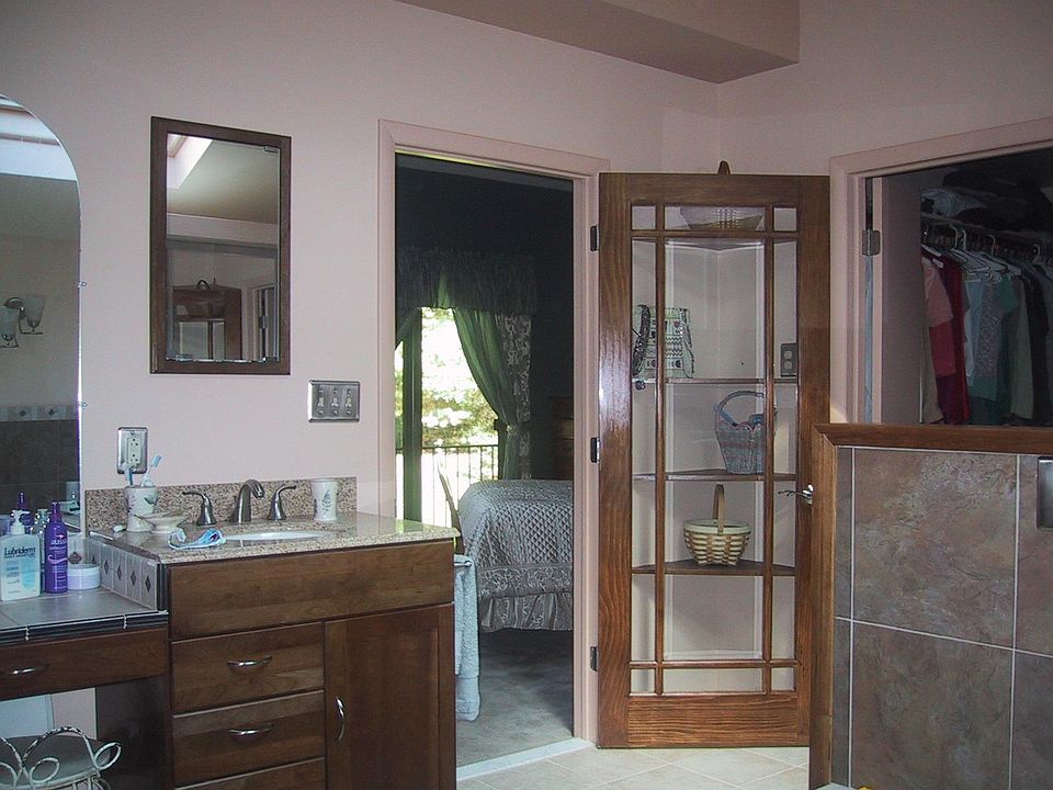 entry to bathroom with walkin closet on right