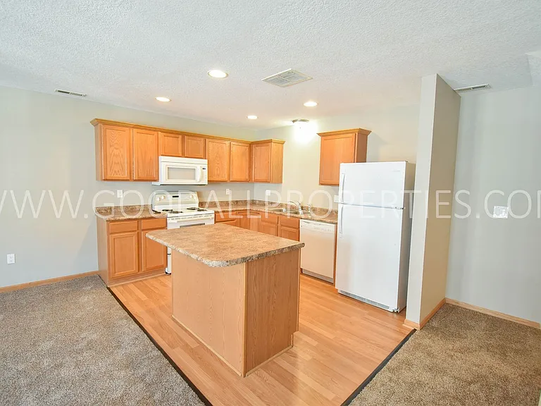 1140 Keystone Ln — Photo 2