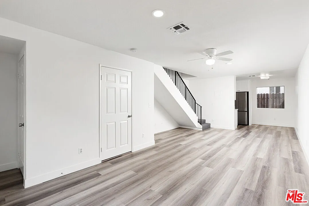 Building Photo - 6616 Sylmar Ave #2