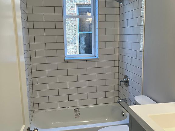 4th image of 2648 W Walton St #1