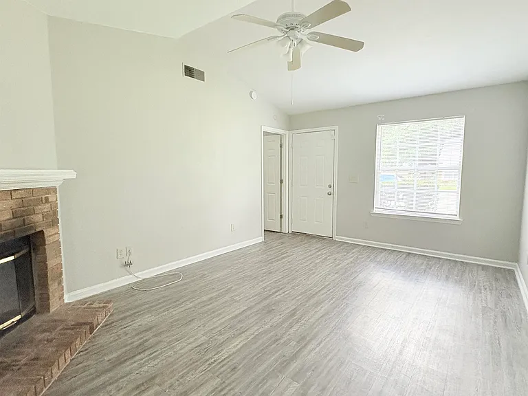 3910 Gaffney Loop — Photo 4