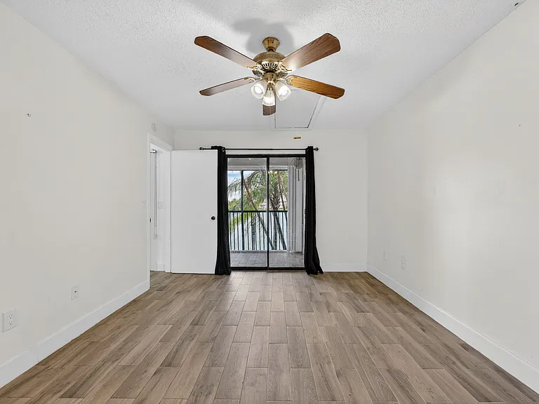 889 Hamilton Dr #889D — Photo 7