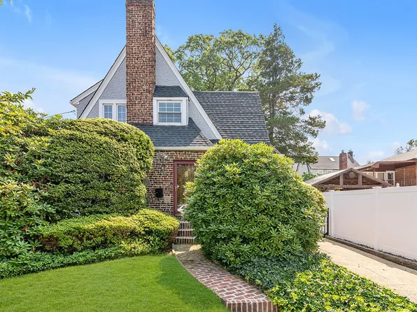 32-31 166th St #1A, Flushing, NY 11358