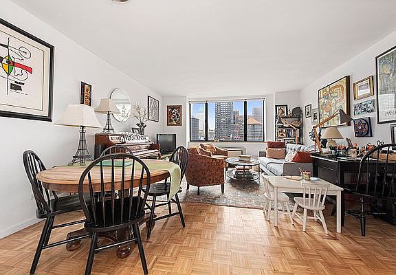 4th image of 30 W 61st St APT 16B