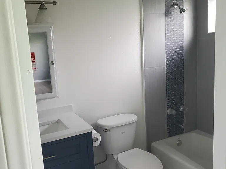 902 N Pass Ave — Photo 22