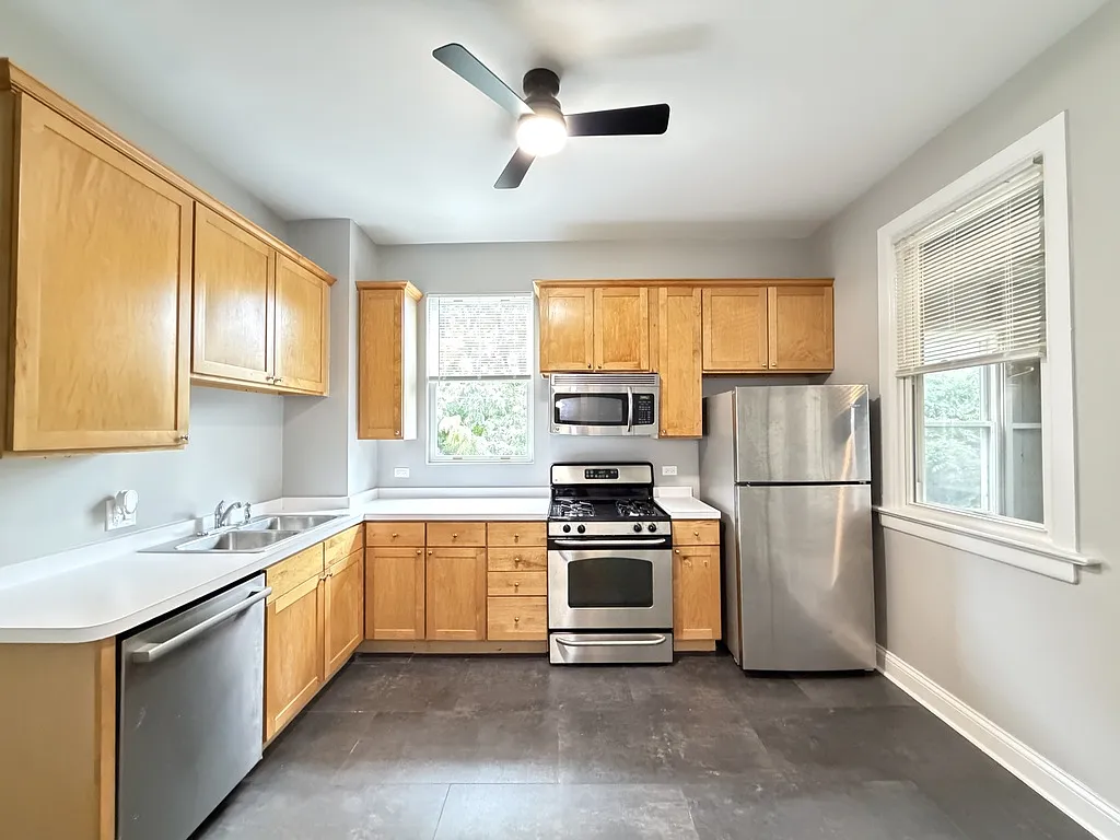 2101 W Montrose Ave — Photo 2