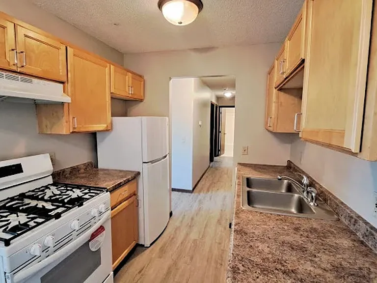 Twin Lakes Apartments — Photo 9
