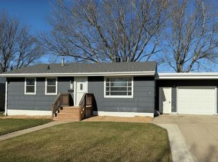 421 26th St NW, Minot, ND 58703